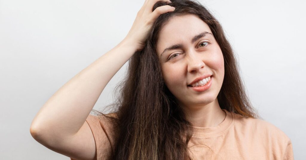 Symptoms of lice vs dandruff